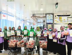 Tingkatkan Rasa Sosial Kepada Keluarga, Penunggu Pasien Humas RSUD Soejono, Bagikan Makanan Bergizi.