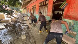 Personel Dit-Samapta Polda Aceh, Bersihkan Sisa Material Banjir, Di SD Negeri 2 Rantau Aceh Tamiang.