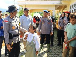 Kapolda Aceh, Sapa Dan Hibur Anak-Anak, Dii Posko Pengungsian Pasca Kepanikan Gunung Burni Telong.