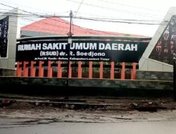 Tingkatkan Rasa Sosial, Kepada Keluarga Penunggu Pasien Humas RSUD Soejono, Bagikan Makanan Bergizi