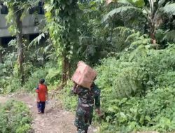 Pastikan Bantuan Sampai ke Desa, TNI Jalan Kaki Distribusikan Logistik Warga Terdampak Bencana.