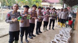 Manfaatkan Lumpur Banjir, Kapolda Aceh Serahkan Ribuan Polibag Berisi Bibit Tanaman, Kepada Masyarakat Aceh Tamiang.
