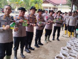 Manfaatkan Lumpur Banjir, Kapolda Aceh Serahkan Ribuan Polibag Berisi Bibit Tanaman, Kepada Masyarakat Aceh Tamiang.