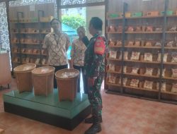 Berikan Motivasi Dan Semangat Pelaku UMKM, Babinsa Kemlayan Sambangj Pegawai Toko Oleh-Oleh.