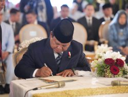 Momen Haru Prabowo Jadi Saksi Nikah Sespri Agung Surahman, Sempat Meneteskan Air Mata.