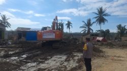 Langkahan, Terus Di Bebaskan Dari Material Pasca Banjir, Beko Polri Bekerja Kontinu.