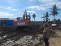 Langkahan, Terus Di Bebaskan Dari Material Pasca Banjir, Beko Polri Bekerja Kontinu.