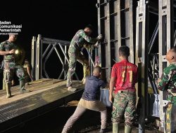 Cara TNI Penuh Semangat Membangun Jembatan di Lokasi Bencana Aceh.