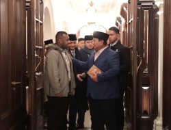 Mahasiswa Asal Papua Gembira Bertemu Prabowo di London, Berikan Karya Buku Terbarunya.