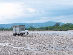 Seberangi Sungai, Petugas SPPG di Pedalaman NTT Bertaruh Nyawa Antar MBG, Harap Jembatan Dibangun.