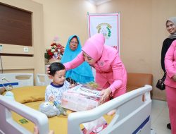 Bertemu Saat Banjir Rob Sei Tabuk, Kapolda Kal-Sel, Berikan Bantuan Biaya Pengobatan Anak Yatim Piatu Korban Laka Lantas.
