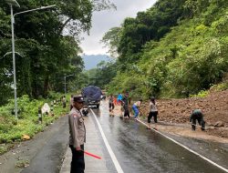 Polsek Pemenang Bersihkan Longsor di Jalur Pusuk, Akses Lalu Lintas Kembali Normal.