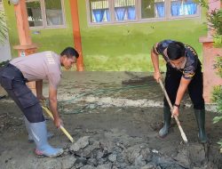 Polri Bersihkan Lumpur Tebal, Di SD Negeri 1 Peusangan Pasca Banjir.
