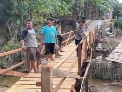 Sat Brimob Polda Sumbar Bangun Jembatan Darurat Penghubung Dua Nagari, Di Padang Pariaman.