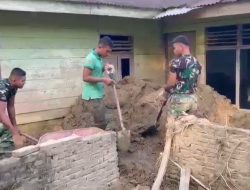 TNI Fokus Bersihkan Rumah Lansia di Lokasi Tedampak Bencana Sumatra.