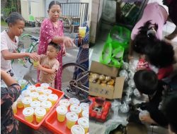 Berkah Ramadan, Editor GWI Eni Gelar Aksi Berbagi Takjil Dua Hari Berturut-turut di Desa Losari