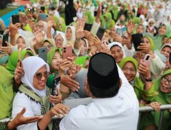 Momen Ratusan Ribu Warga NU Berdiri Bersholawat Sambut Prabowo, di Stadion Gajayana Malang.