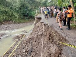 Babinsa Argasunya Monitoring Kunjungan Wali Kota Cirebon Tinjau Jalan Longsor di Lebakngok
