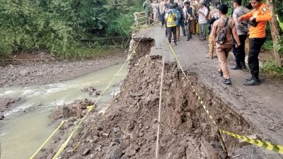 Babinsa Argasunya Monitoring Kunjungan Wali Kota Cirebon Tinjau Jalan Longsor di Lebakngok
