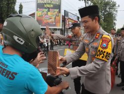 Polres Probolinggo Kota Bagikan 400 Takjil di Depan Mako dan Alun-Alun