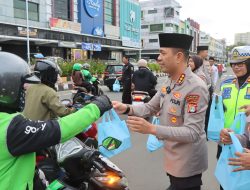 Ramadan Penuh Berkah, Kapolrestro Tangerang Kota Turun Langsung Bagikan Takjil untuk Pejuang Jalanan
