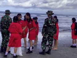 Sehari Usai Instruksi Presiden, TNI Bersama Pelajar Gotong Royong Bersihkan Sampah di Pantai Kuta Bali.