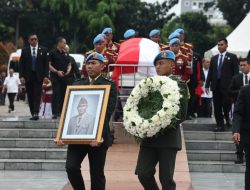 Prabowo Jadi Inspektur Upacara, Pimpin Prosesi Pemakaman Almarhum Try Sutrisno dengan Khidmat.